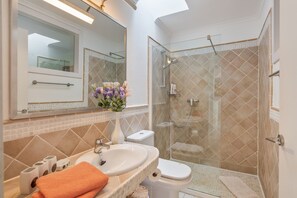 Dusche, Haartrockner, Handtücher