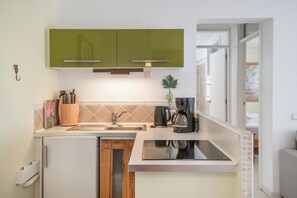 Refrigerador, horno, parrilla de estufa y cafetera y tetera 