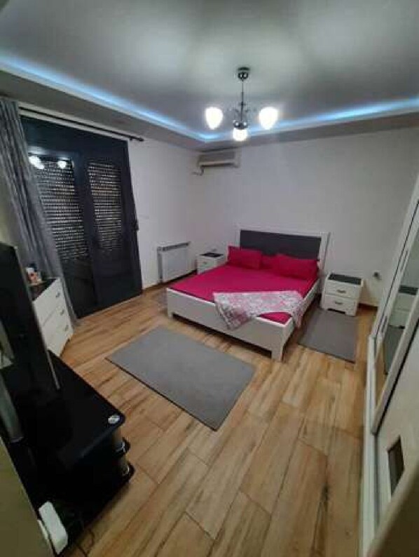 2 bedrooms, bed sheets