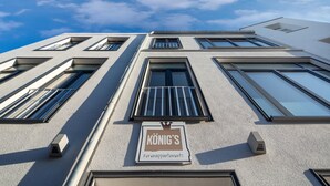 A building with a sign reading "KÖNIG'S Ferienapartments" indicating a hotel or apartment complex. - // KING APARTMENTS - APARTMENT 2 // (Norderney)