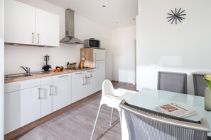 Kühlschrank, Mikrowelle, Herdplatte, Geschirrspüler