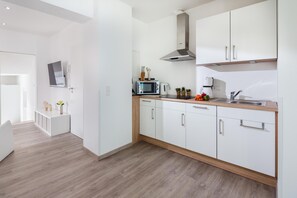 Kühlschrank, Mikrowelle, Herdplatte, Geschirrspüler