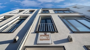 A building with a sign reading "KÖNIG'S Ferienapartments" indicating a hotel or apartment complex. - // KÖNIG APARTMENTS - APARTMENT 3 // (Norderney)