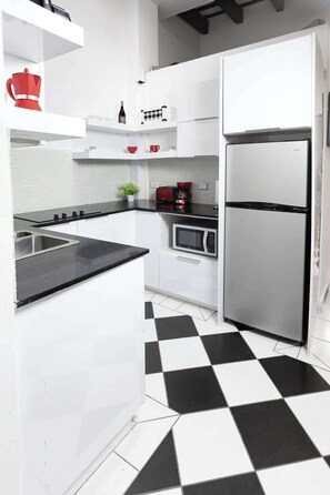 Kühlschrank, Mikrowelle, Herdplatte, Wasserkocher mit Kaffee-/Teezubehör