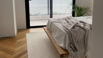 5 bedrooms, iron/ironing board, WiFi, bed sheets