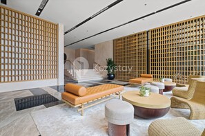 Coin salon dans le hall