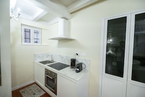 Fridge, oven, dishwasher, coffee/tea maker