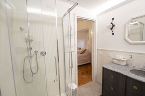 Bruser, hårtørrer, bidet