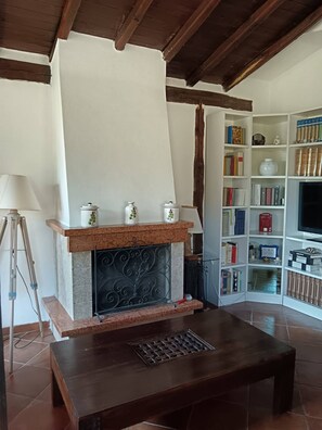 Nhà, 4 phòng ngủ, hồ bơi riêng, quang cảnh vườn | Phòng khách | Sách