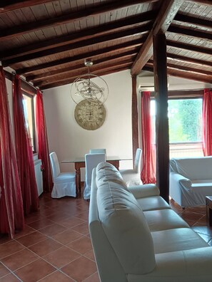 House, 4 Bedrooms, Private Pool, Garden View | Lounge