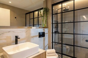 Dusche, Haartrockner, Handtücher, Seife