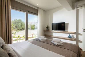 Tabla de planchar con plancha, wifi y ropa de cama