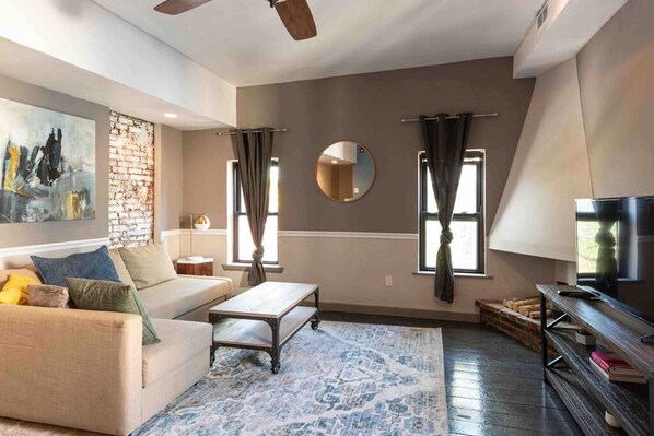 TV, offices - 1918 Duplex with Character City Center (Philadelphia)