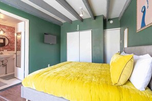 2 bedrooms, desk, iron/ironing board, WiFi