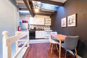 Fridge, microwave, coffee/tea maker, cookware/dishes/utensils - 1918 Duplex with Character City Center (Philadelphia)