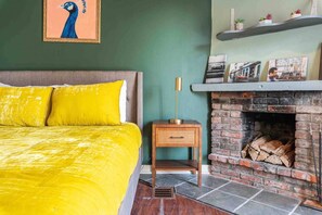 2 bedrooms, desk, iron/ironing board, WiFi