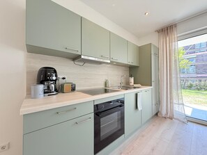 Fridge, oven, stovetop, dishwasher