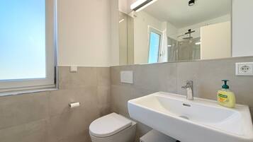 Dusche, Haartrockner, Handtücher