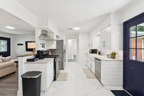 Microwave, oven, stovetop, dishwasher - Boho Bungalow near DFW Airport (Farmers Branch)