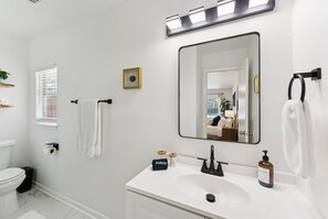 Douche, sèche-cheveux, serviettes fournies, savon