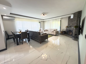 Luxury Villa, Lake View | Living area