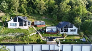 A modern house with a swimming pool, surrounded by lush greenery and a well-maintained garden. - adesa viev villas (Sapanca)