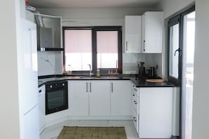 Luxury Villa, Lake View | Private kitchen