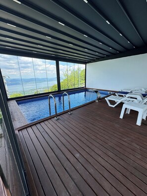 Una piscina cubierta