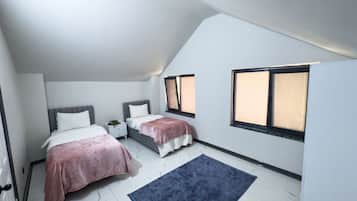 Luxe villa, uitzicht op meer | Een strijkplank/strijkijzer, gratis wifi