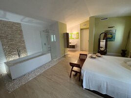 Cortinas opacas, tabla de planchar con plancha, wifi gratis