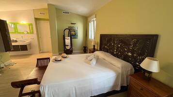 Cortinas blackout, tabla de planchar con plancha y wifi gratis