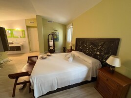 Cortinas opacas, tabla de planchar con plancha, wifi gratis