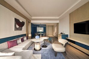 Rom (Suites) | Oppholdsområde | En 55-tommers smart-TV med kabel-kanaler