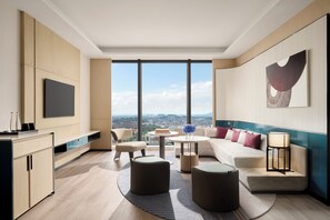 Rom (Suites) | Oppholdsområde | En 55-tommers smart-TV med kabel-kanaler