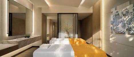 Ein modernes Hotelzimmer mit einem großen Bett, einer separaten Sitzecke, einem großen Spiegel und einer dekorativen Wand.