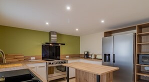 Fridge, microwave, oven, dishwasher - Spacious 8-bedroom cottage in Anjou vineyards (Blaison-Saint-Sulpice)