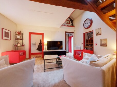 TV. House with garden in Châteaudun, near Paris