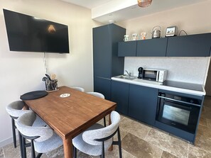 Réfrigérateur, four à micro-ondes, un four, surface de cuisson