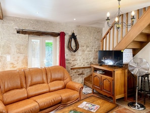 TV, fireplace - La Grange: Comfortable Cottage in Briou, 5 Bedrooms (Briou)