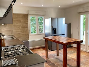 Fridge, microwave, oven, dishwasher - La Grange: Comfortable Cottage in Briou, 5 Bedrooms (Briou)