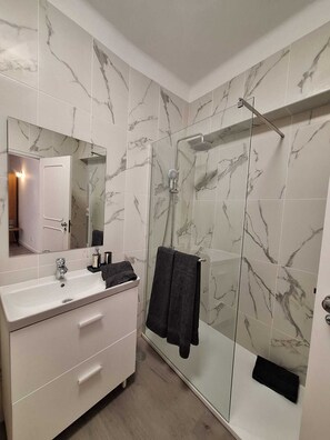 Dusche, Haartrockner, Bidet, Handtücher