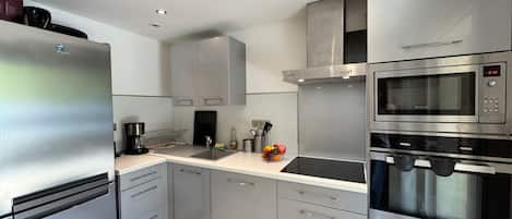 Kühlschrank, Mikrowelle, Geschirrspüler