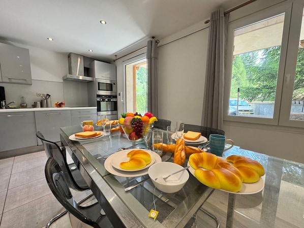 Kühlschrank, Mikrowelle, Geschirrspüler