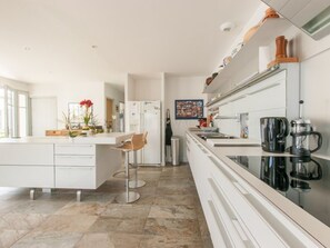 Fridge, oven, stovetop, dishwasher - Quiet family home with secure pool (Sainte-Marie-de-Ré)