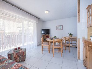 Dining - Sunny Apartment for 6 in Saint-Lary Village - Near Spa & Cable Car (Saint-Lary-Soulan)