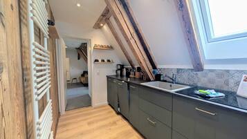 Køleskab, kogeplade, opvaskemaskine, kaffe-/temaskine