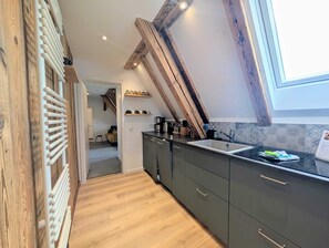 Réfrigérateur, plaque de cuisson, lave-vaisselle, cafetière/bouilloire