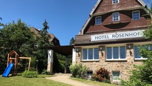 A hotel with a sign reading "HOTEL ROSENHOFF". - Harzlodge Hilly – Your Private Family Holiday Apartment in the Harz Mountains (Braunlage)