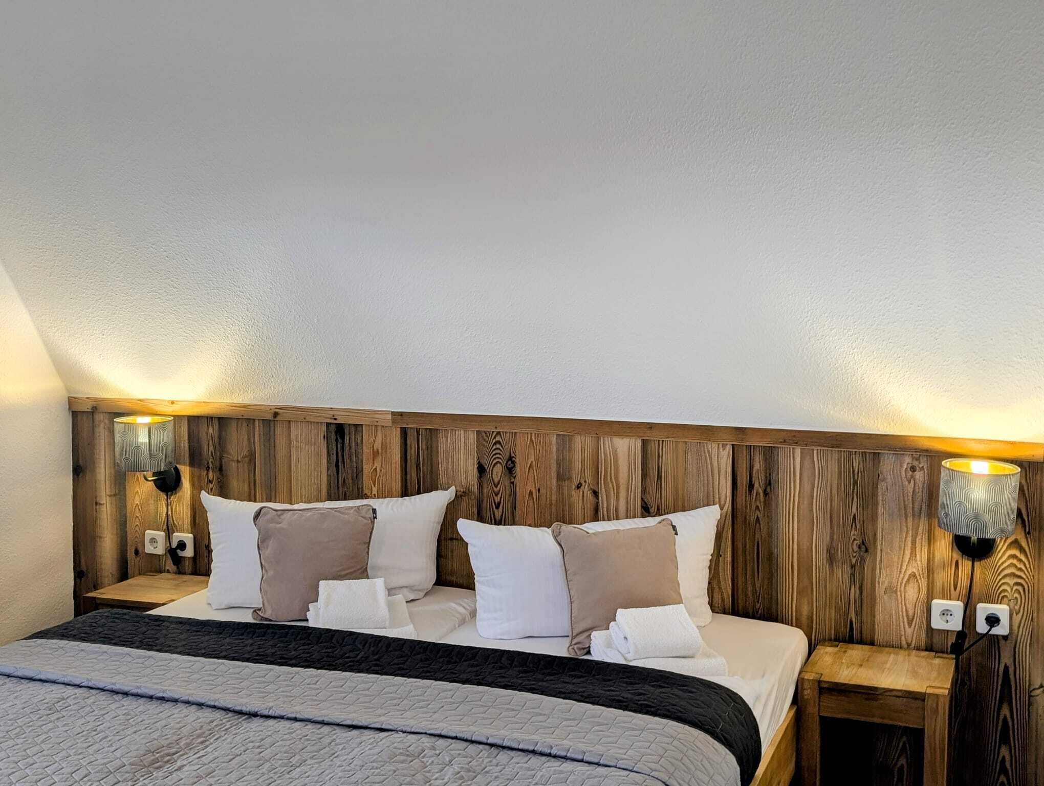 2 bedrooms, travel crib, WiFi (free), bed sheets