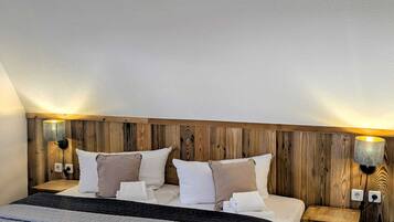 2 bedrooms, travel crib, WiFi (free), bed sheets